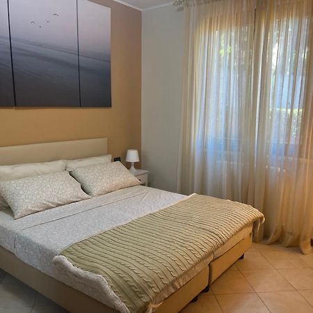 Feli Holiday Home - Panoramic Pool Lake View In غاردوني ريفييرا المظهر الخارجي الصورة