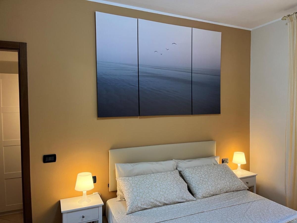 Feli Holiday Home - Panoramic Pool Lake View In غاردوني ريفييرا المظهر الخارجي الصورة